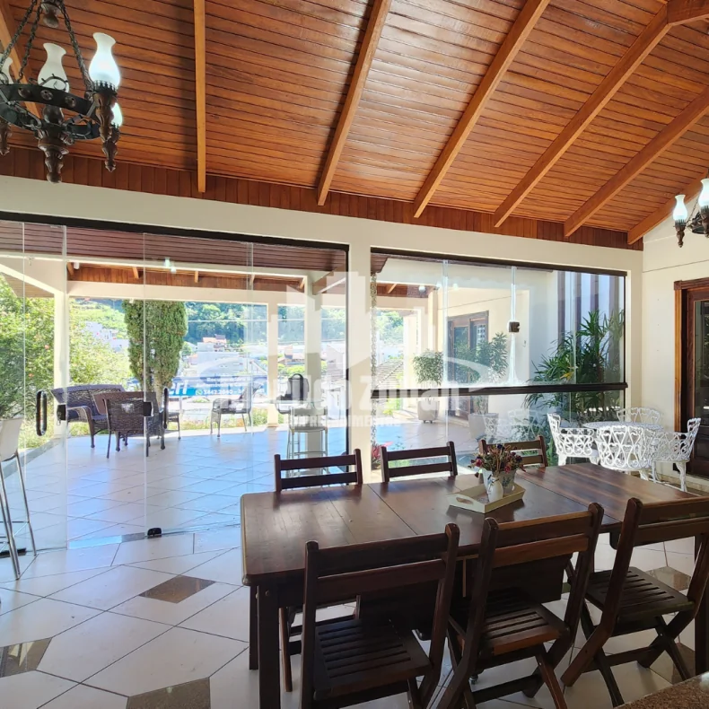 Casa de Alto Padrão no Jardim!